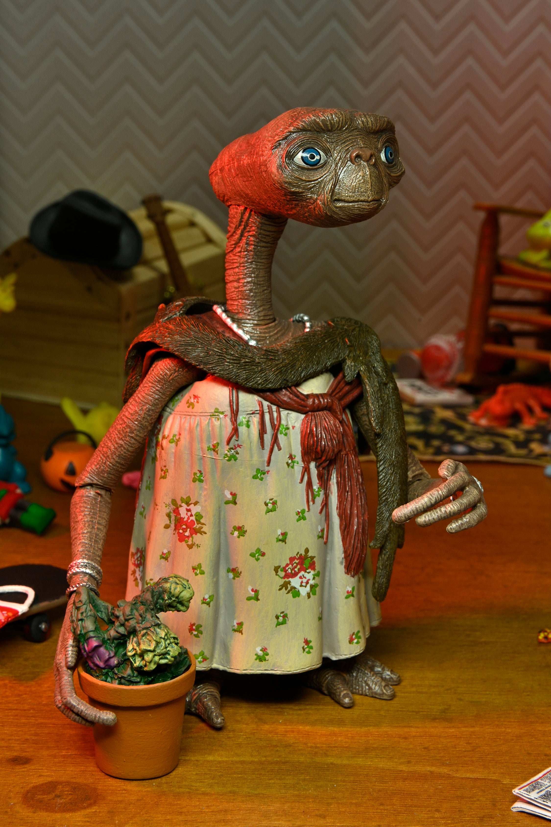 NECA E.T. The Extra-Terrestrial 40th Anniversary Dress-Up E.T. Ultimate Action Figure (7 inch Scale)