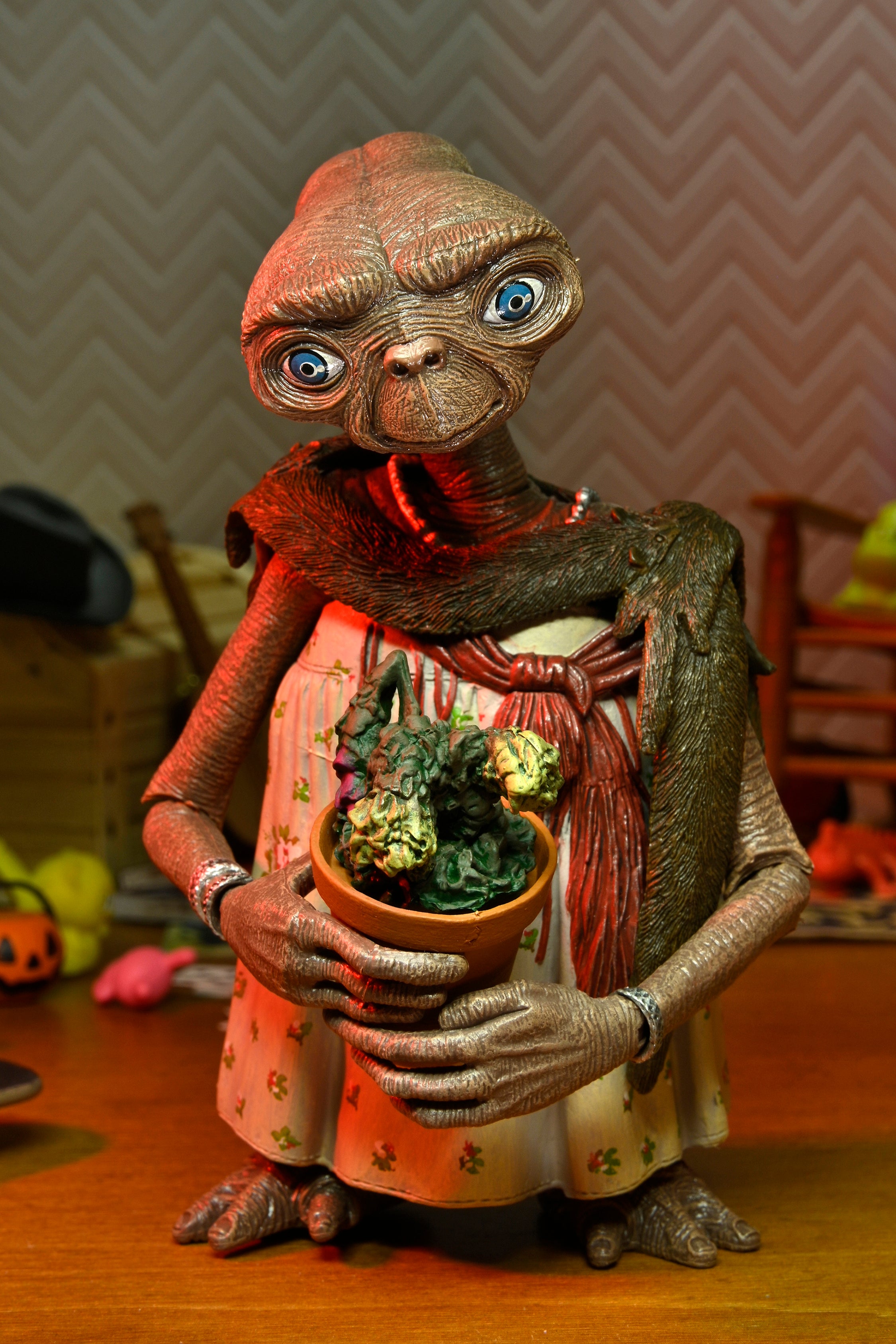 NECA E.T. The Extra-Terrestrial 40th Anniversary Dress-Up E.T. Ultimate Action Figure (7 inch Scale)