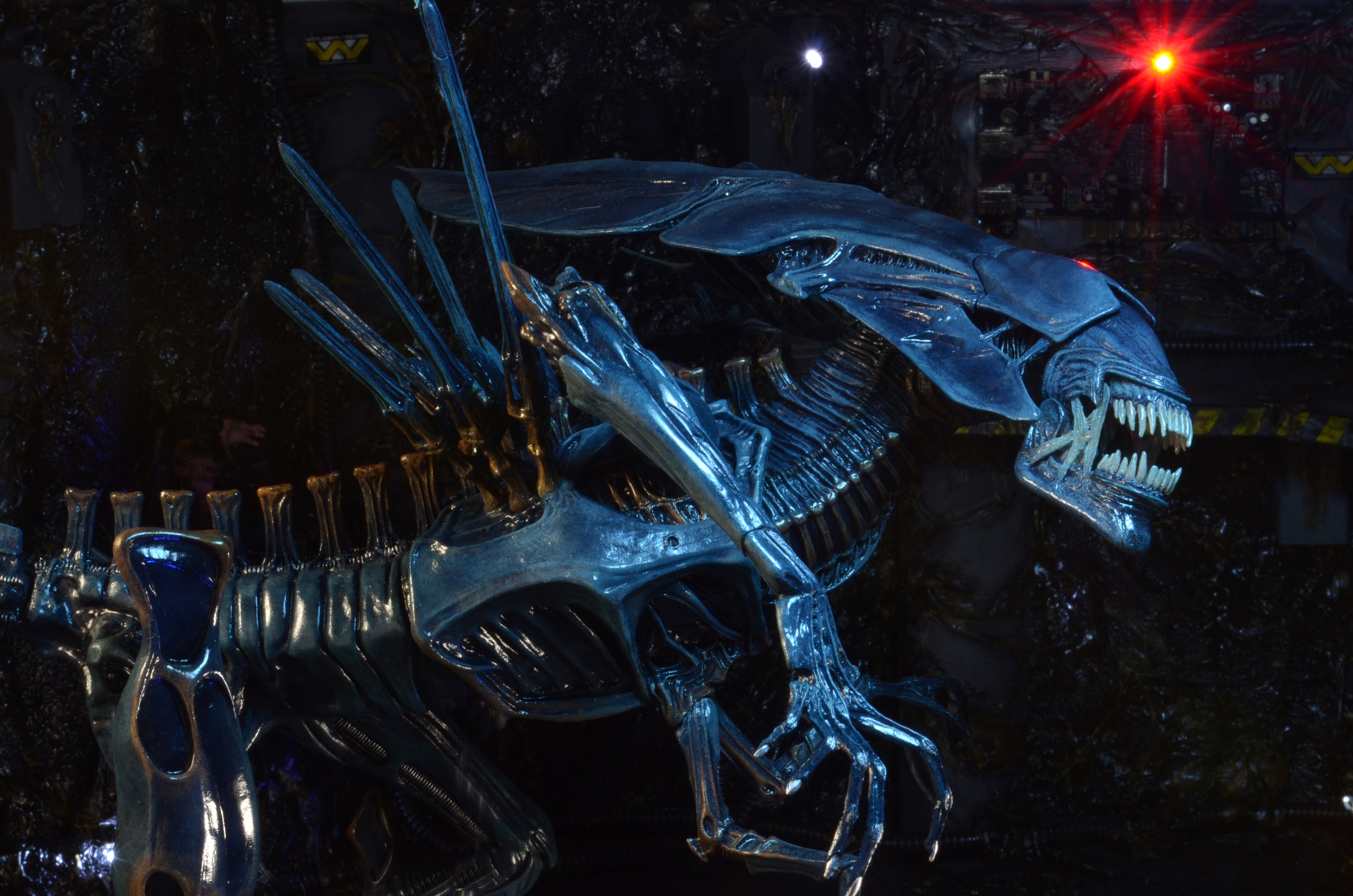 NECA Aliens: Xenomorph Queen – 15” Scale Deluxe Action Figure