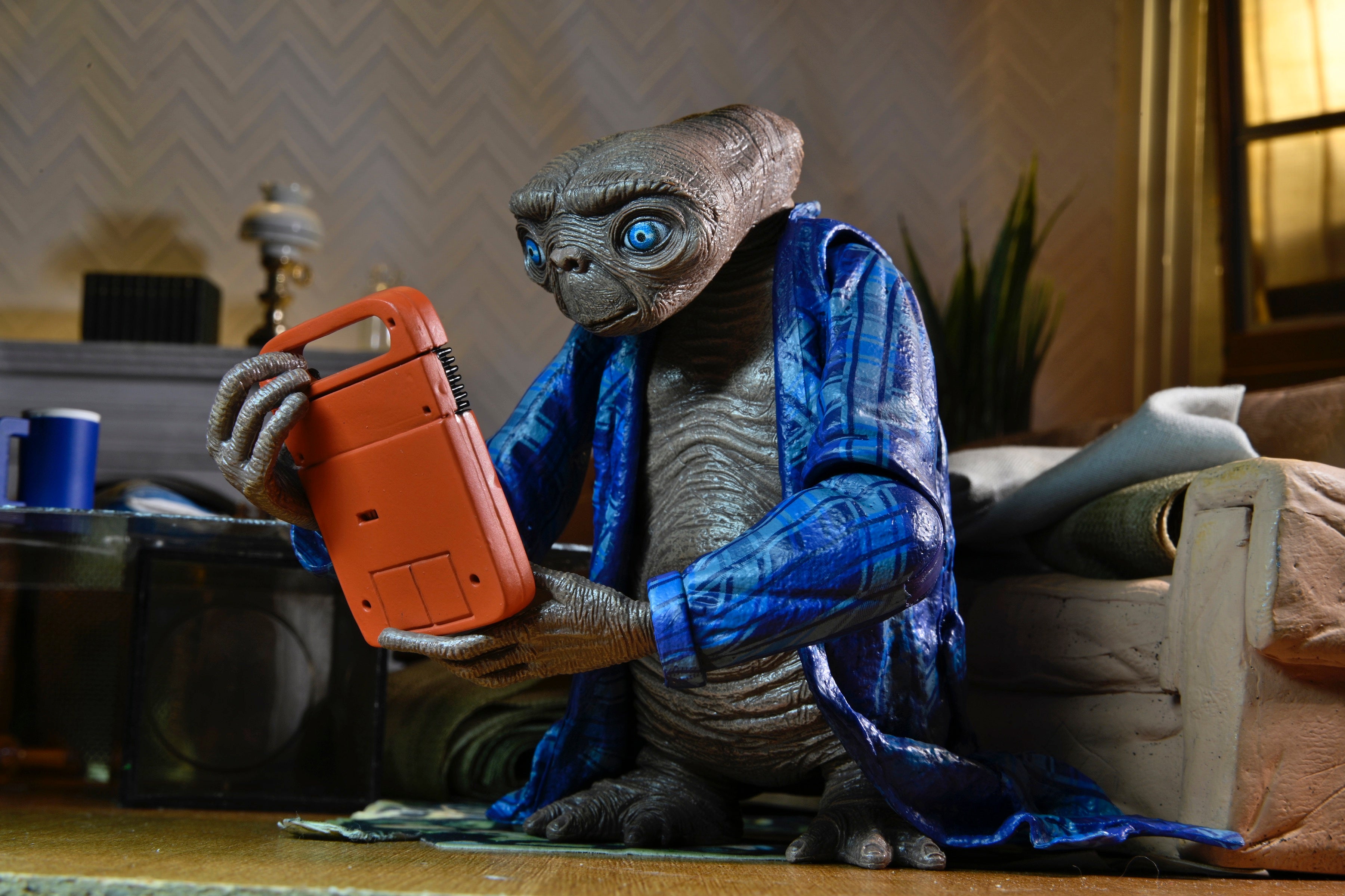 NECA E.T. The Extra-Terrestrial 40th Anniversary Telepathic E.T. Ultimate Action Figure (7 inch Scale)