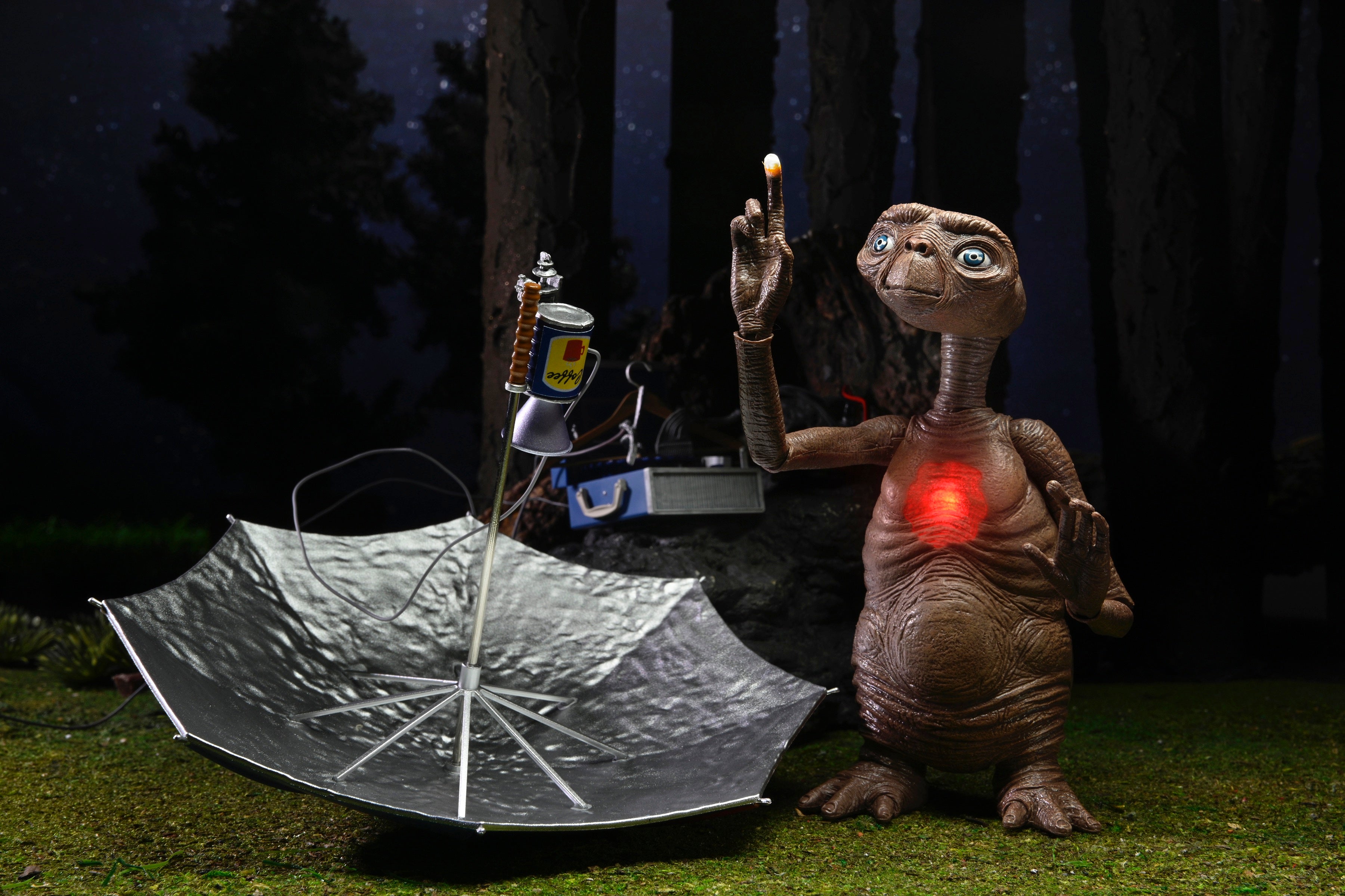 NECA E.T. The Extra-Terrestrial 40th Anniversary Deluxe Ultimate Action Figure (7 inch Scale)