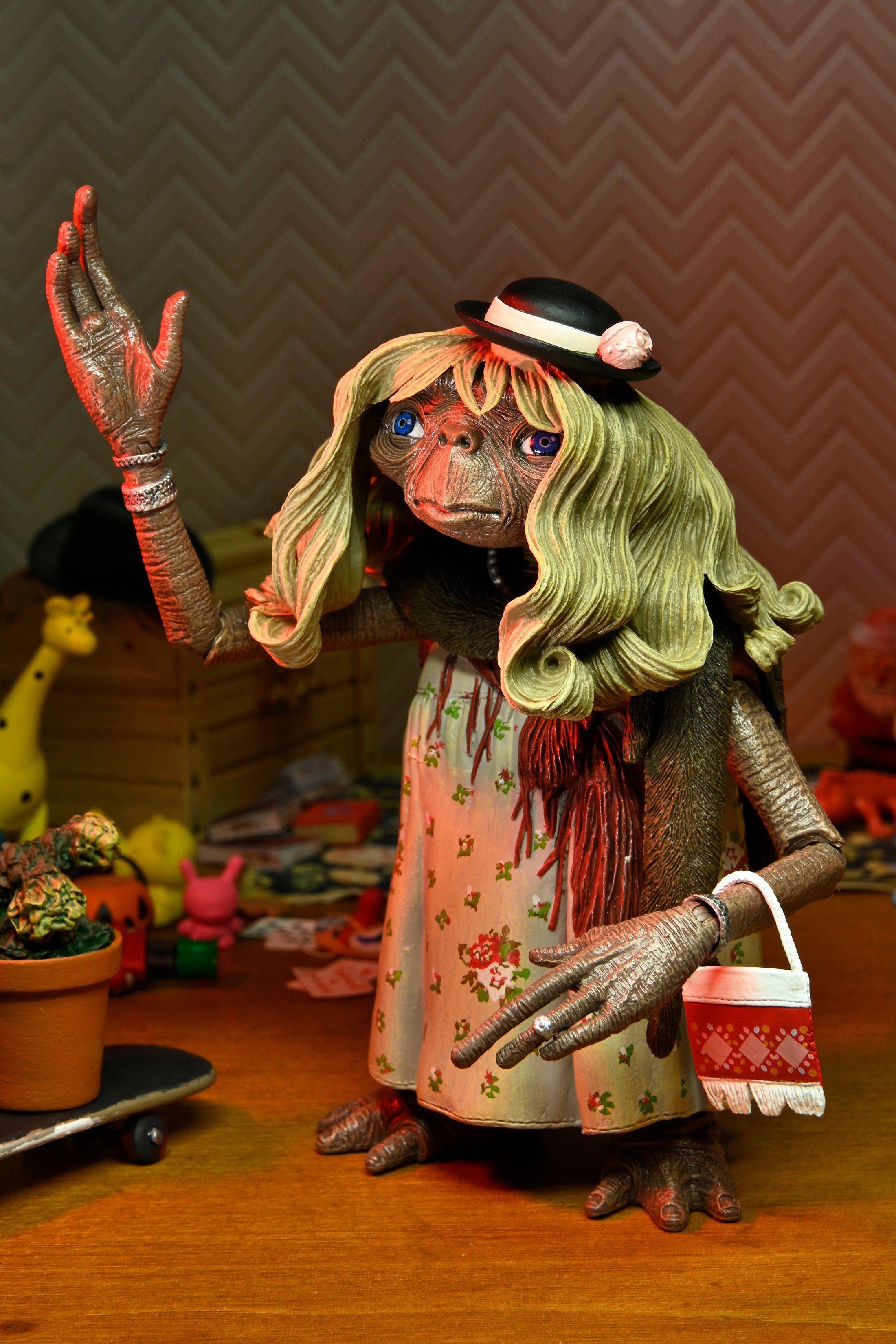 NECA E.T. The Extra-Terrestrial 40th Anniversary Dress-Up E.T. Ultimate Action Figure (7 inch Scale)